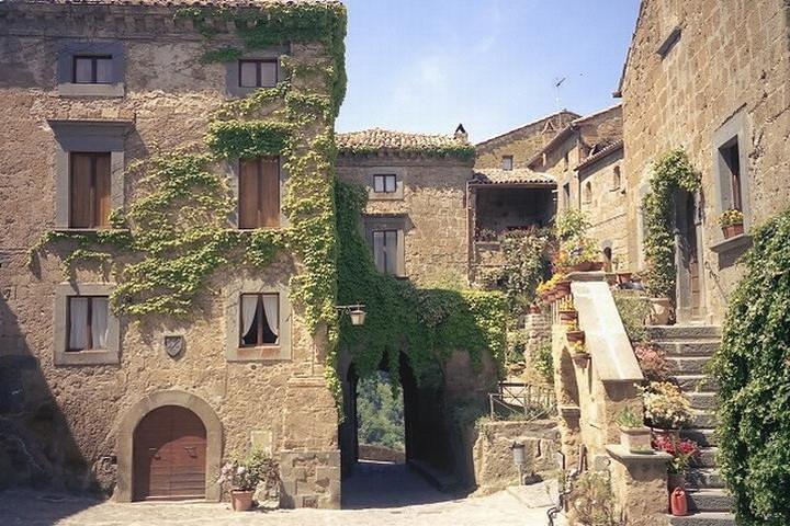 チヴィタ・ディ・バニョレージョ停留所でのローマからフィレンツェへのプライベート送迎