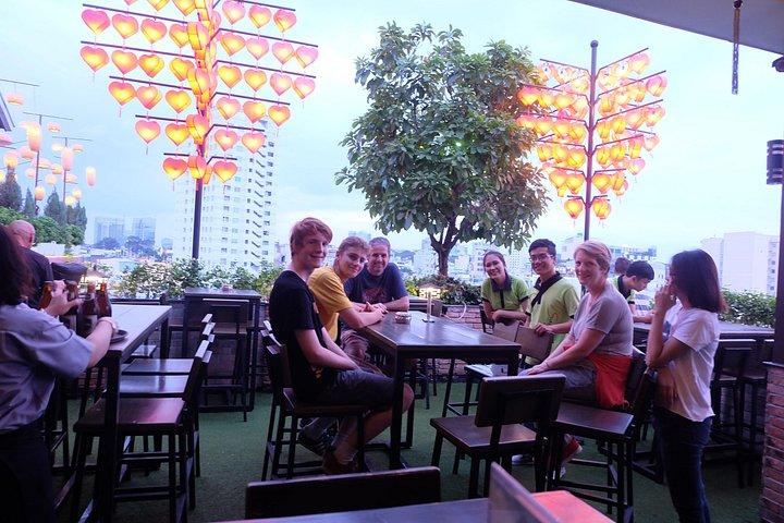 スクーターとバイクで楽しむサイゴン ナイト クラフト ビールと屋台料理