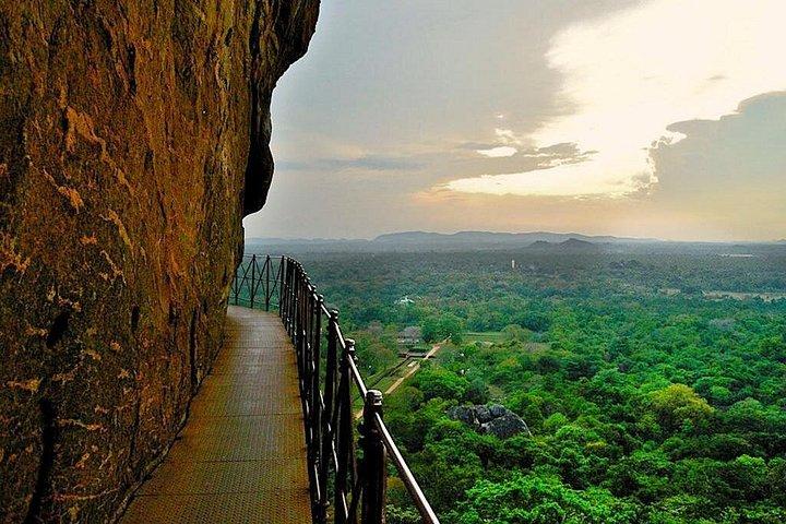 コロンボからシギリヤ・ダンブッラとポロンナルワ古代都市へ