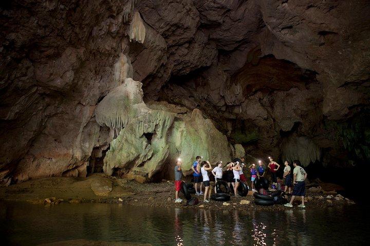EINZIGARTIGE CAVE TUBING Expedition in Ian Andersons Caves Branch Dschungel Lodge