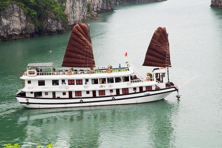 2 días y 1 noche en Swan Cruises visitando la bahía de Bai Tu Long Cueva de Thien Canh Son