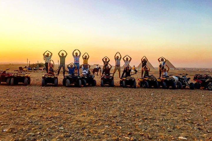 ピラミッド周辺のクワッドバイクによる砂漠のサファリ