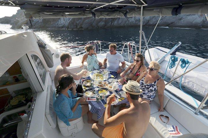 サントリーニ半日カタマランプライベートクルーズ込み食事、飲み物、無料送迎