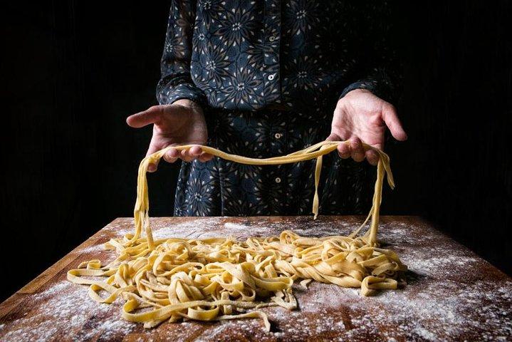 Leer hoe u traditionele Toscaanse tagliatelle maakt in Florence