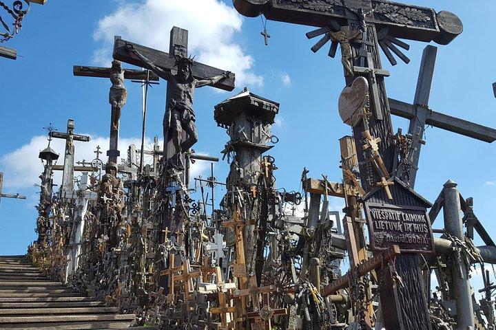 ヴィリニュスからリガへ日帰り旅行：十字架の丘、ルンデール宮殿、バウシュカ城
