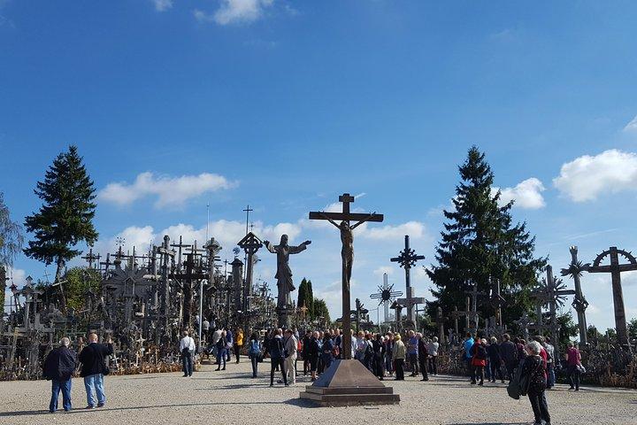 ヴィリニュスからリガへ日帰り旅行：十字架の丘、ルンデール宮殿、バウシュカ城