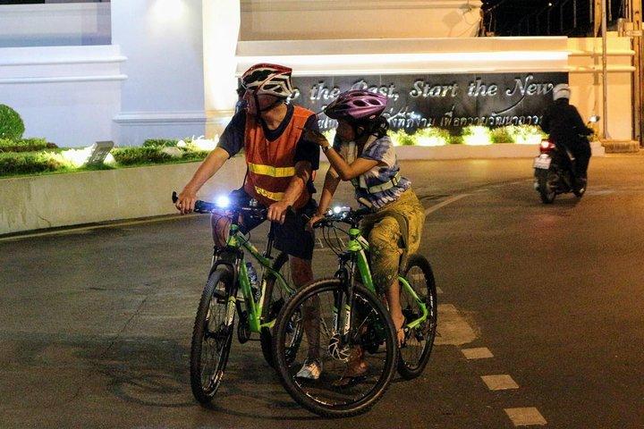 Banguecoque da bicicleta na noite com jantar tailandês