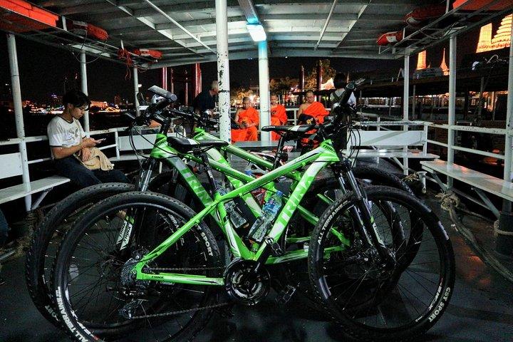 Banguecoque da bicicleta na noite com jantar tailandês