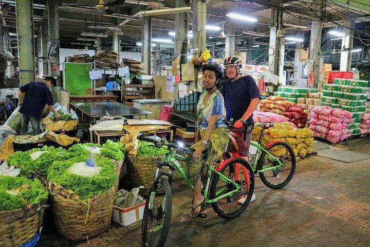 タイディナー付きの夜にバンコクの自転車