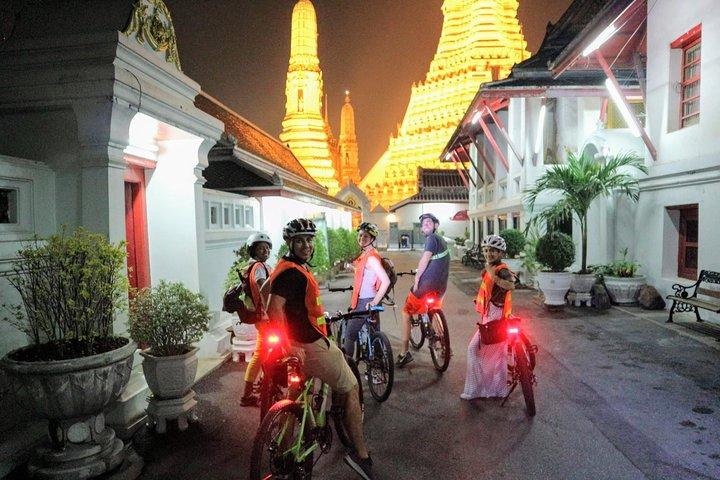 Banguecoque da bicicleta na noite com jantar tailandês