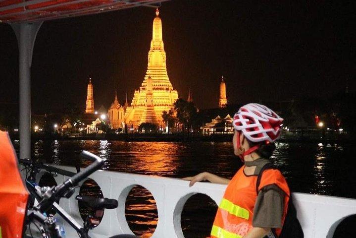 Banguecoque da bicicleta na noite com jantar tailandês