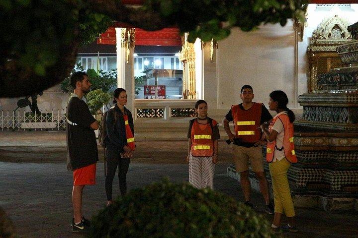 タイディナー付きの夜にバンコクの自転車