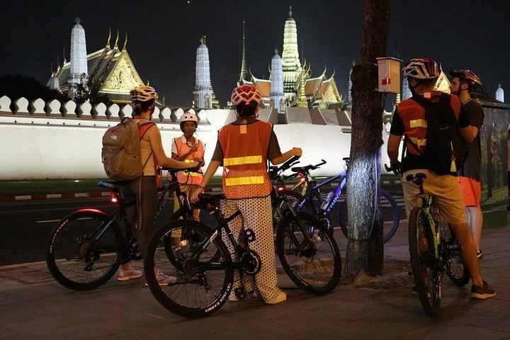 タイディナー付きの夜にバンコクの自転車