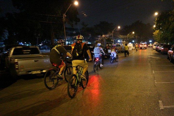 タイディナー付きの夜にバンコクの自転車