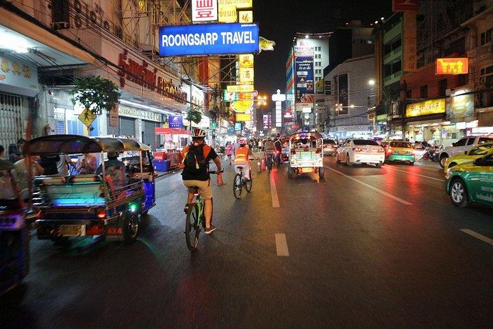 タイディナー付きの夜にバンコクの自転車