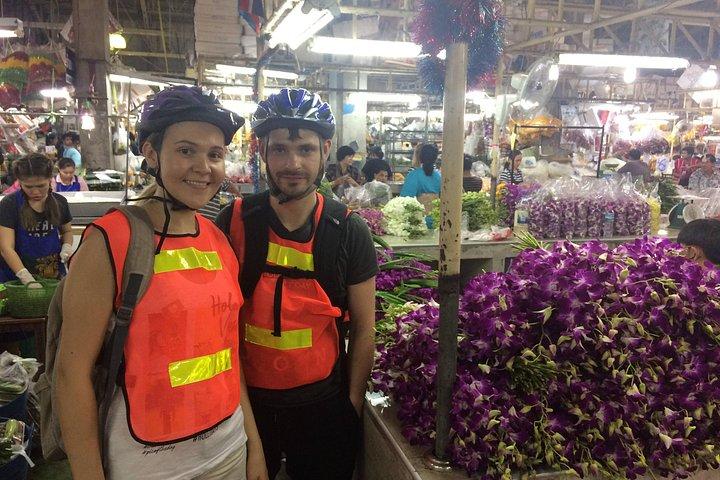タイディナー付きの夜にバンコクの自転車