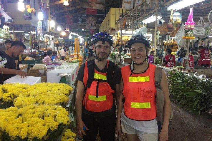 タイディナー付きの夜にバンコクの自転車