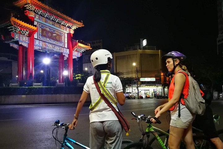 タイディナー付きの夜にバンコクの自転車