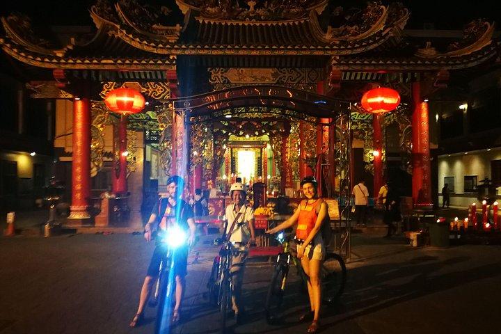 タイディナー付きの夜にバンコクの自転車