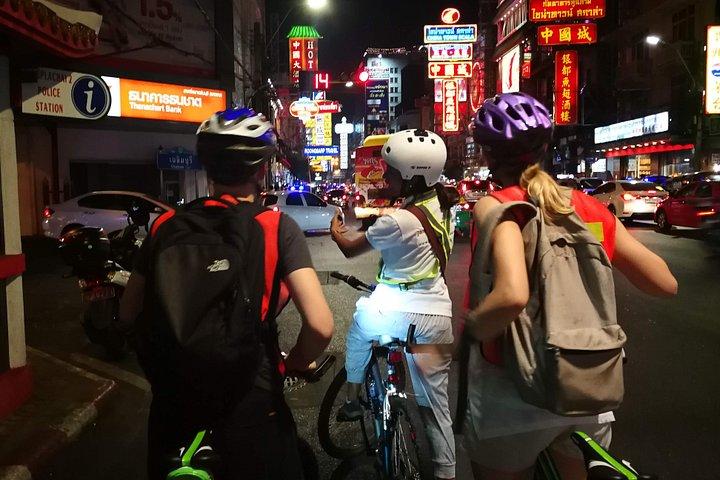 タイディナー付きの夜にバンコクの自転車