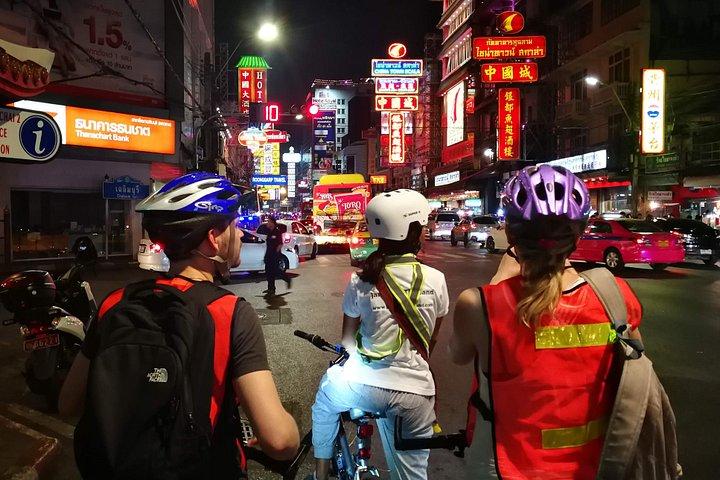 タイディナー付きの夜にバンコクの自転車