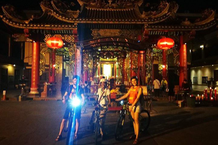 タイディナー付きの夜にバンコクの自転車
