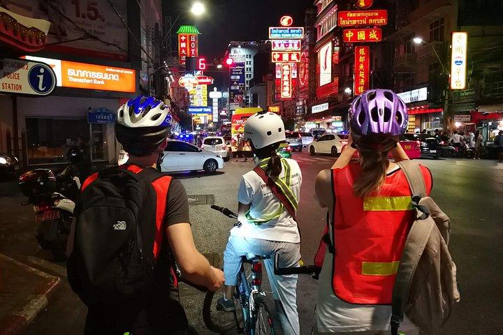 タイディナー付きの夜にバンコクの自転車