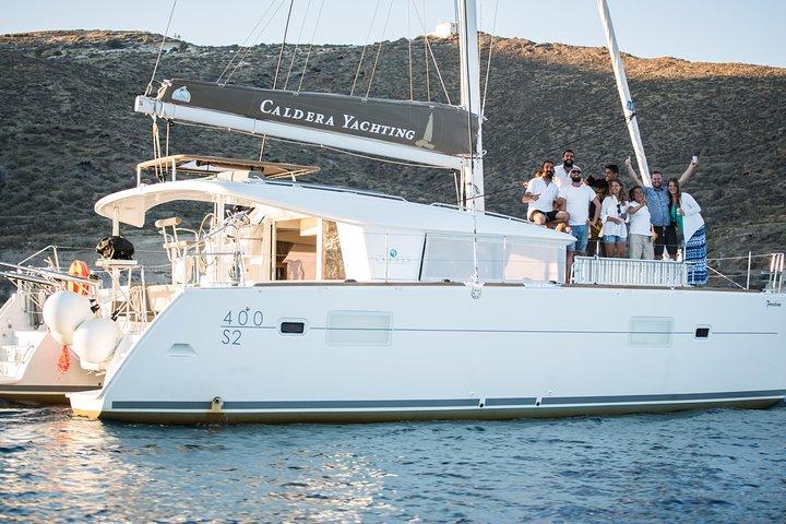 Crucero en catamarán privado con todo incluido en Santorini