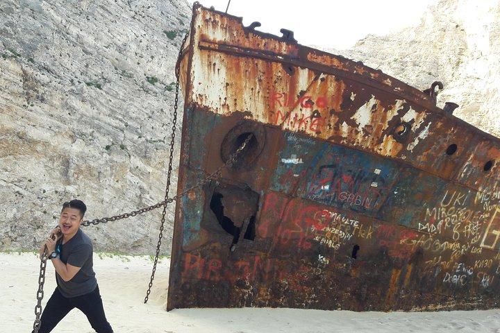 ザキントス島：ナヴァイオビーチ青の洞窟＆トップビューへの1日小グループツアー
