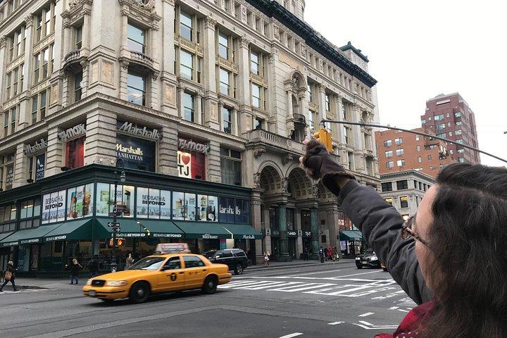 レディースマイルに沿ったバワリーボーイズ鋳鉄建築ツアー