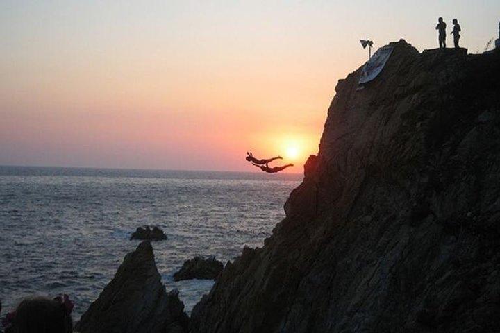 Stadtrundfahrt & Sonnenuntergang High Cliff Divers bei Nacht mit verschiedenen Optionen