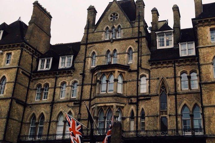 ロンドン発コッツウォルズの村とオックスフォードの一日ツアー