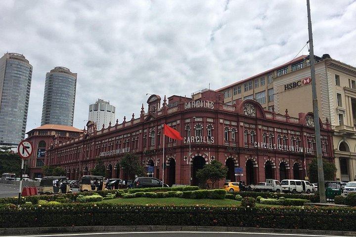 水上マーケットのあるコロンボのハイライトへのポート旅客桟橋
