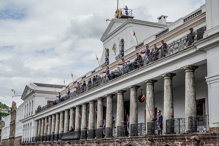 Tour personalizado por la ciudad de Quito con Teleférico y Mitad del Mundo
