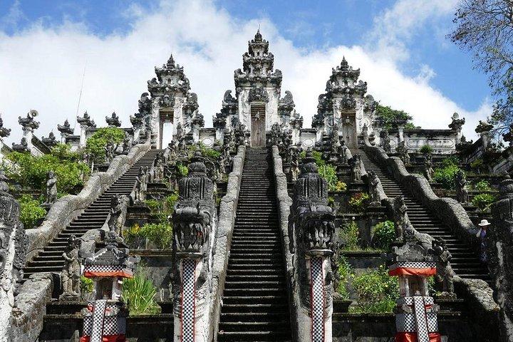 O portão do céu Bali com melhores lugares para visitar no leste de Bali