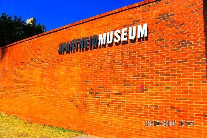 Ciudad privada de Johannesburgo, Museo del Apartheid con Soweto Tour R1,900