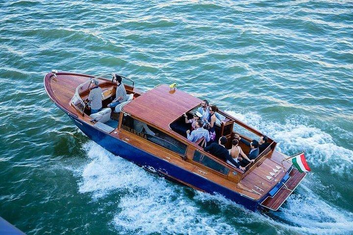 センテンドルへの水上リムジンで行く贅沢なプライベートデイクルーズ