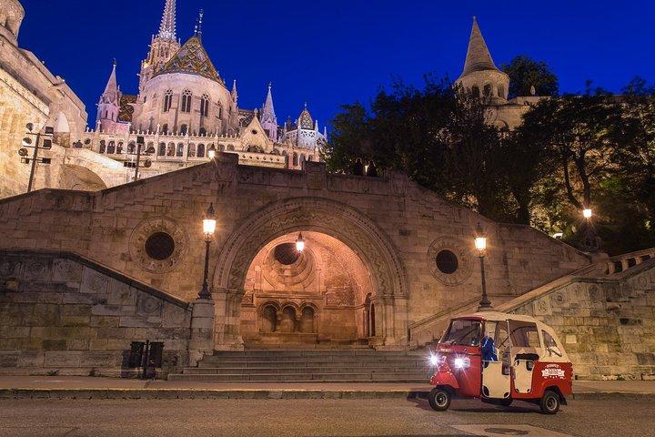 夜のブダペスト：ライトアップされたランドマークを巡るプライベートトゥクトゥクツアー