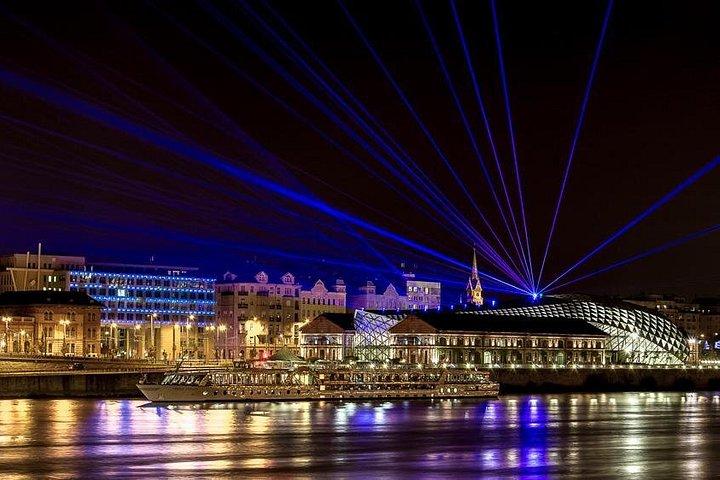 夜のブダペスト：ライトアップされたランドマークを巡るプライベートトゥクトゥクツアー