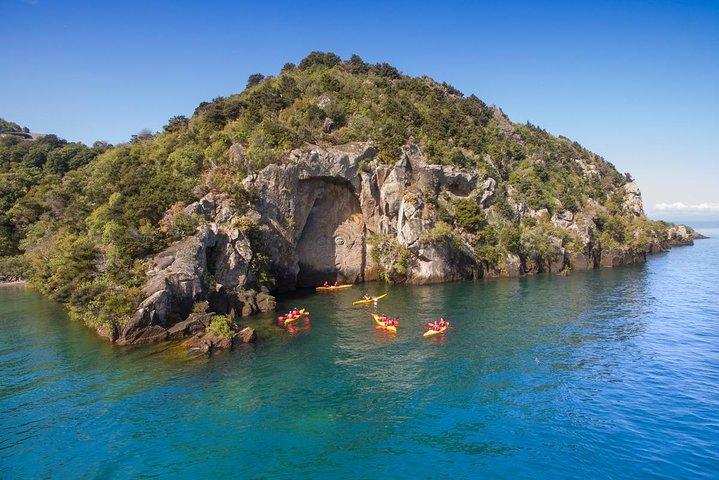 Il kayak di mezza giornata delle sculture Maori