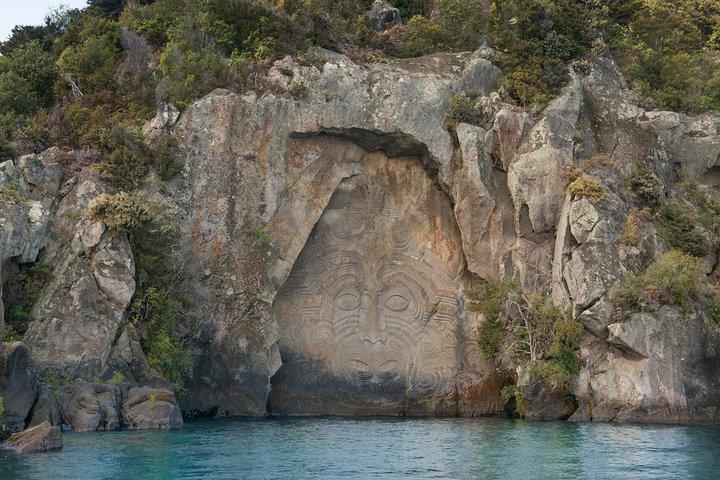 Il kayak di mezza giornata delle sculture Maori
