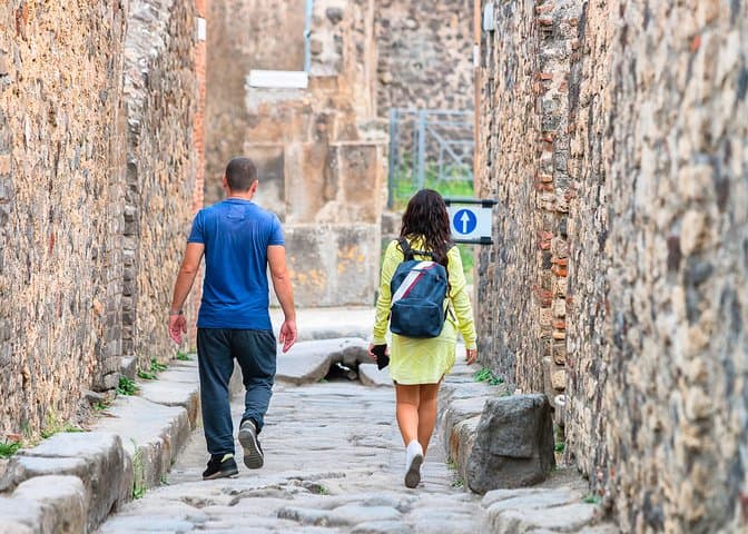 Pompeii ruins and the city of Naples with private transportation