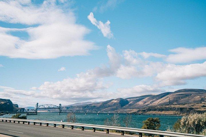 ポートランドからマルトノマ滝とフッド・リバーを巡るフッド山1日旅行