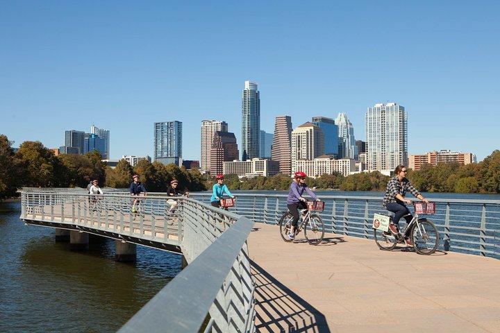 Austin en una excursión en bicicleta con guía local