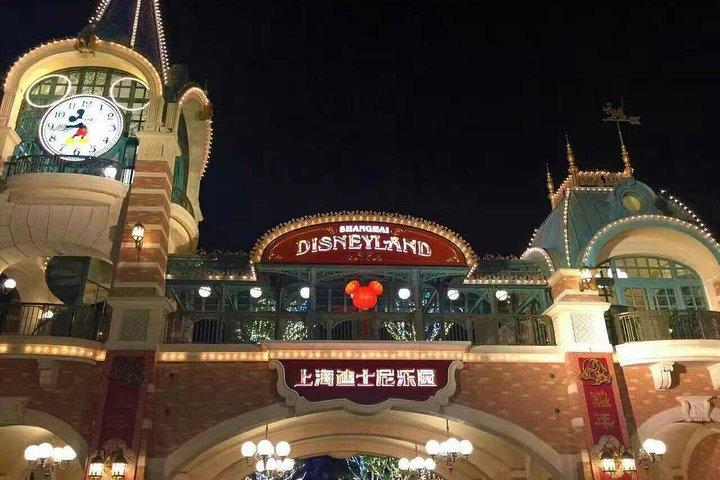 上海ディズニーランドとシティーホテルを専用の車で移動
