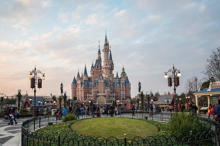 上海ディズニーランドとシティーホテルを専用の車で移動