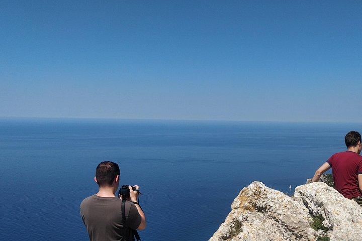 上およびそれを越えてPalaiokastritsa Corfu Vespaスクーターツアー