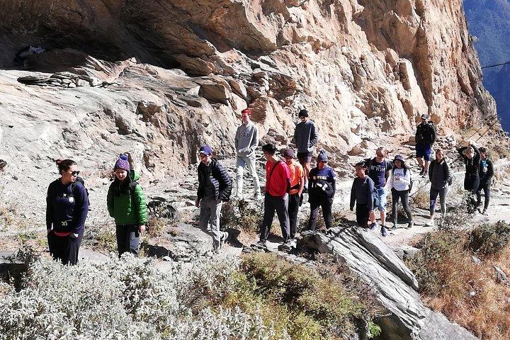 公共バスによる虎跳峡ハイキング 2 日間ツアー