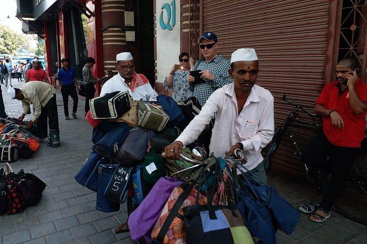 ムンバイのDabbawalasとDhobisツアーの朝の生活