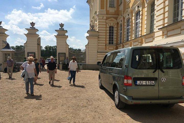 リガから宮殿と中世の城への1日プライベート旅行
